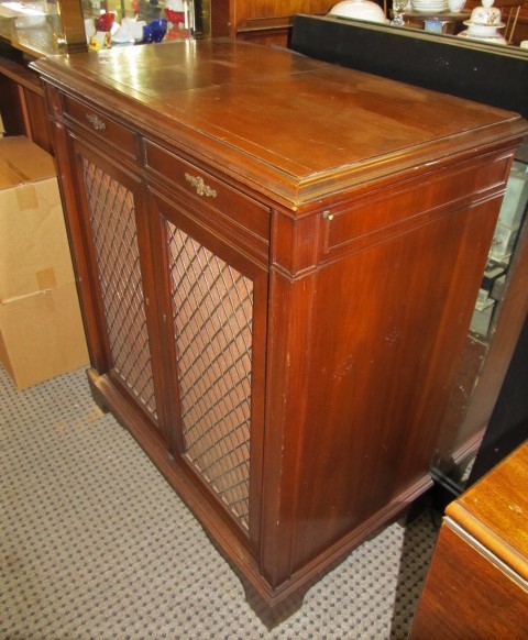 lot 132 image: Vintage Magnavox StereoTurntable Cabinet - AMFM- Phonograph