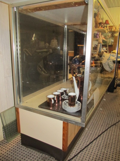 lot 142 image: Retail Glass Display Case