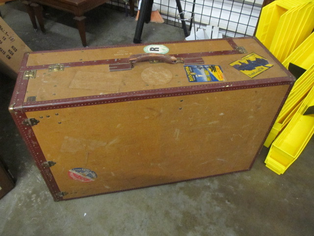 lot 143 image: NICE Old Vintage SteamerTravel Trunk