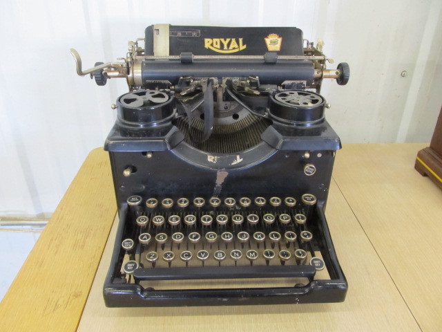 lot 145 image: Nice Antique ROYAL Typewrite wBeveled Glass Windows
