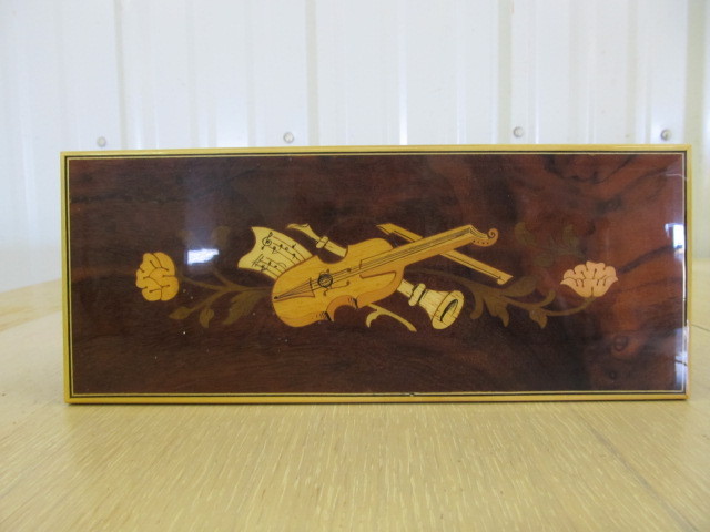 lot 147 image: Mint Condition Italian Inlaid Musical JewelryTrinket Box
