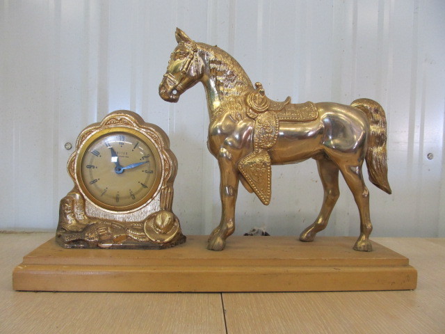 lot 148 image: Vintage UNITED Gold Horse Carriage Clock