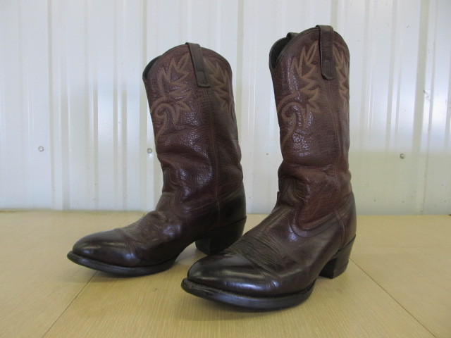 lot 153 image: Mens Size 8 12EW Leather DINGO Cowboy Boots