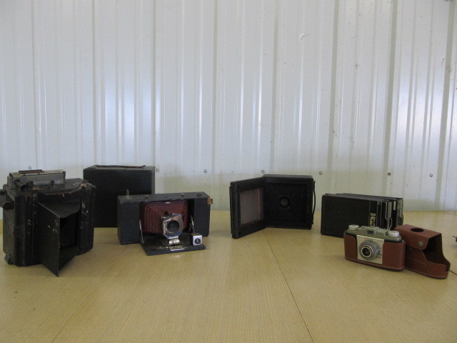 lot 157 image: Lot of Vintage Cameras