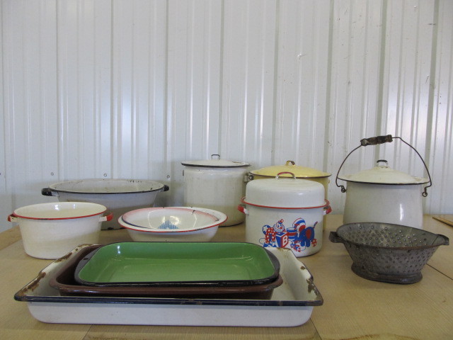lot 159 image: LARGE Lot of Vintage Enamelware