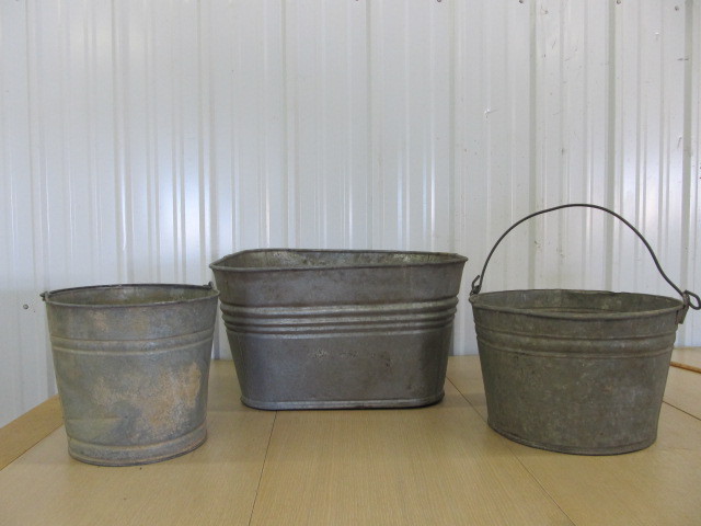 lot 164 image: Old Vintage Galvanized Washtub & Buckets