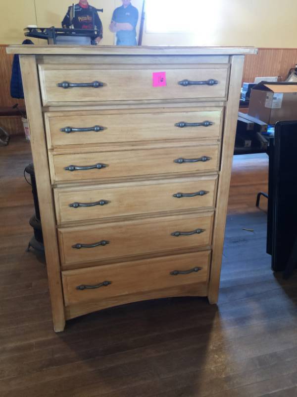 lot 16 image: 5 Drawer Dresser
