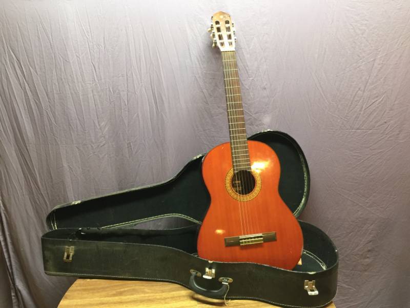 lot 22 image: Yamaha Guitar