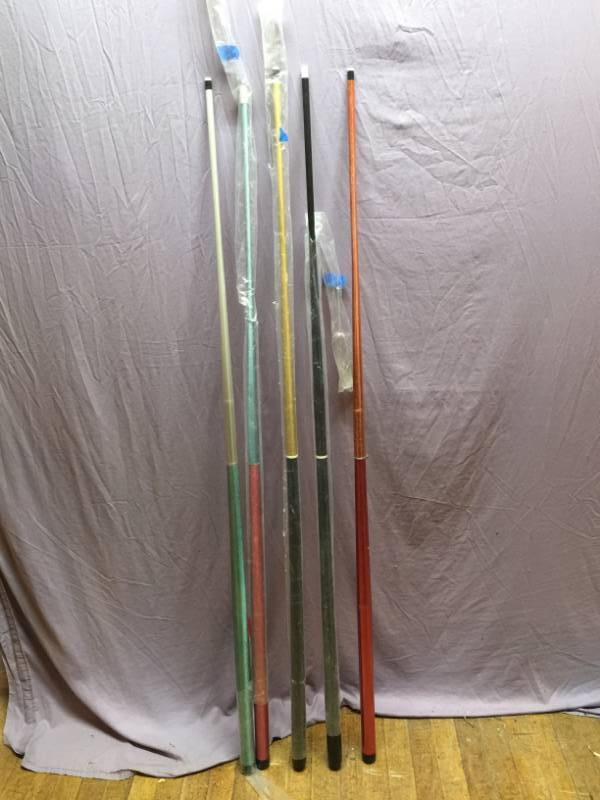 lot 33 image: Pool Cues