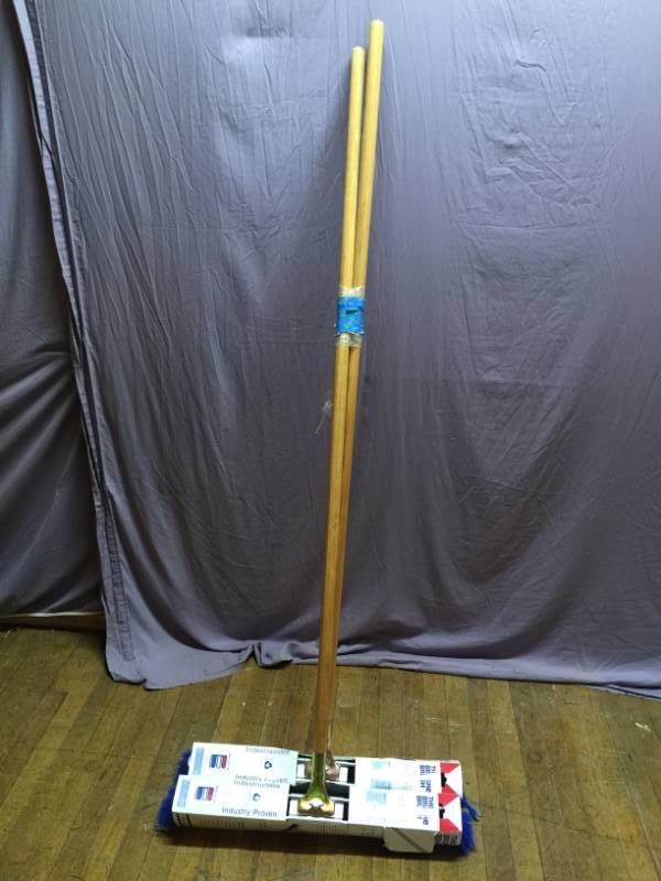 lot 35 image: Push Brooms