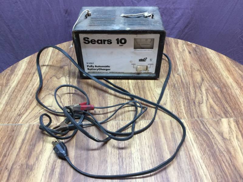 lot 36 image: Battery Charger