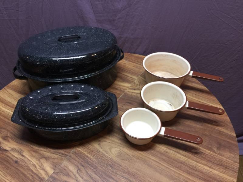 lot 79 image: Roasters & Pots