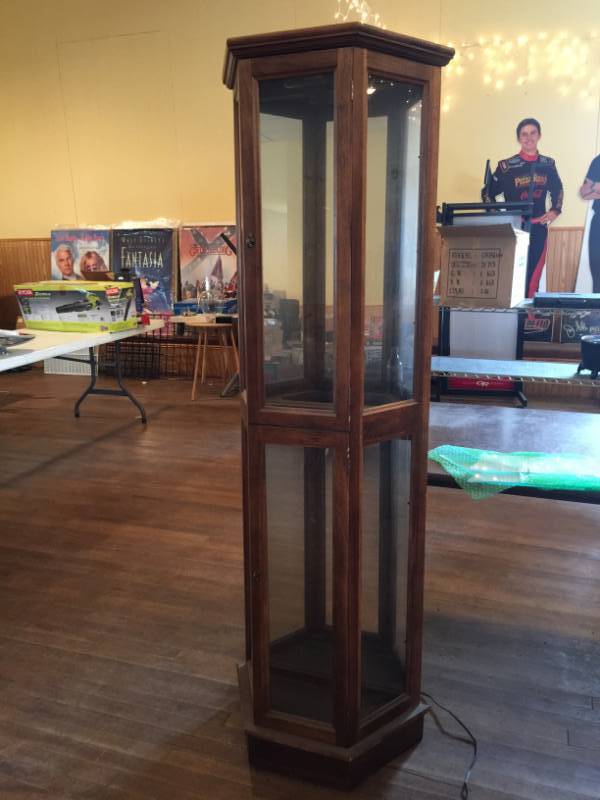 lot 91 image: Lighted Curio Cabinet