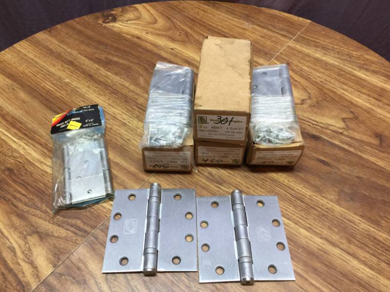 lot 128 image: Hinges