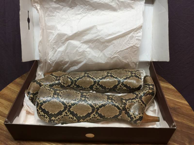 lot 132 image: Womens Boots