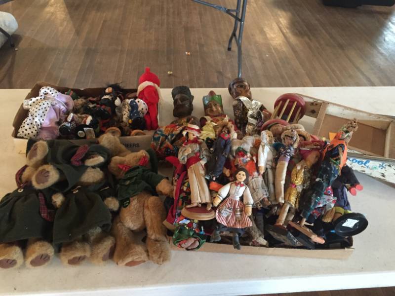 lot 161 image: Dolls, Bears and Clowns