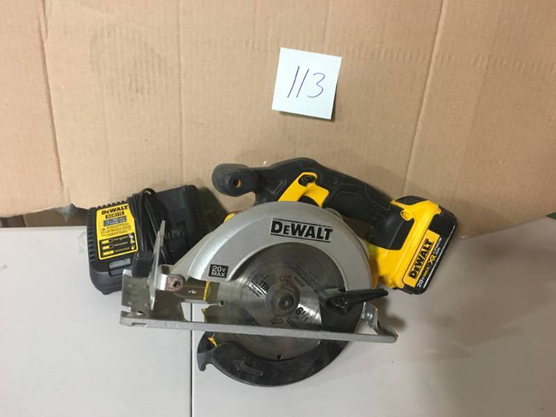 Dewalt 20-Volt MAX Lithium-Ion Cordless 6-12 in. Circular Saw with battery and charger used in working condition
