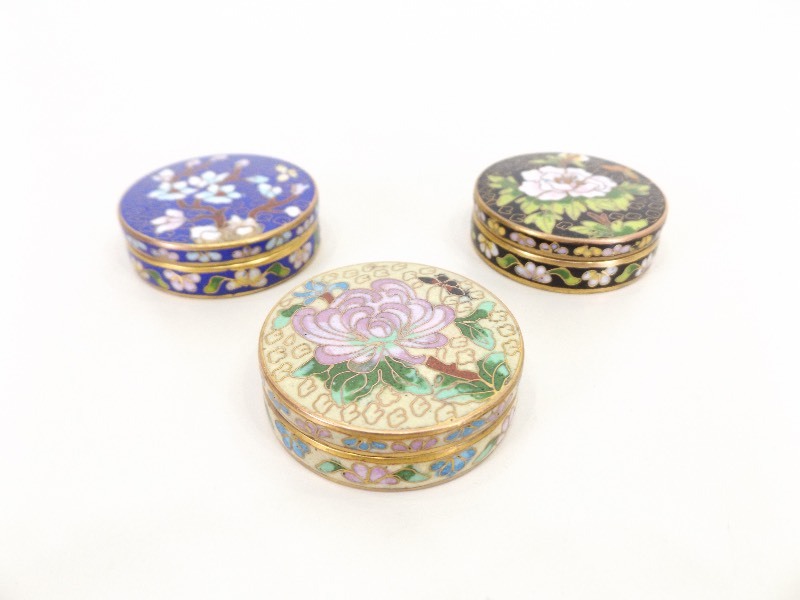 lot 44 image: 3 Vintage Chinese Cloisonne Trinket Boxes