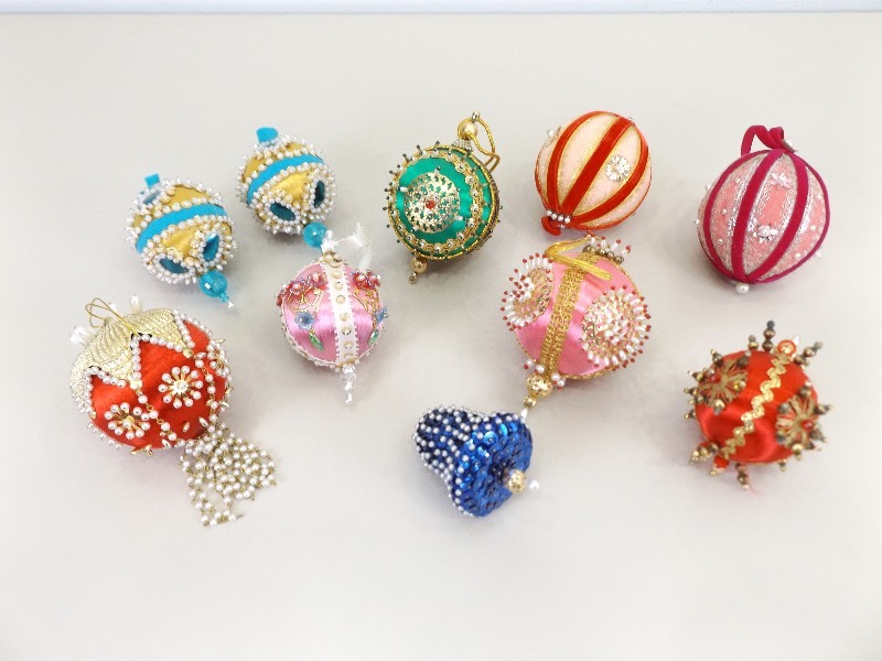 lot 47 image: 10 Vintage Handmade Beaded and Sequined Christmas Ornaments