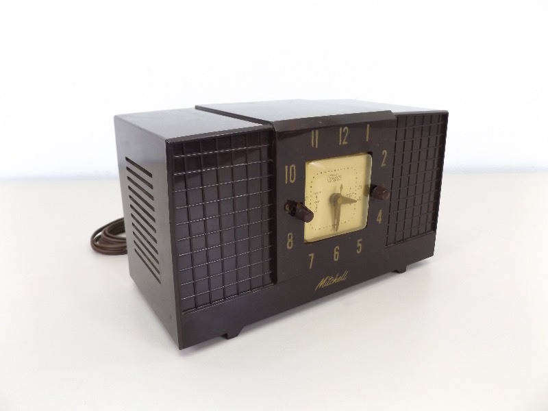 lot 48 image: Vintage WORKING Mitchell Tube Clock Radio
