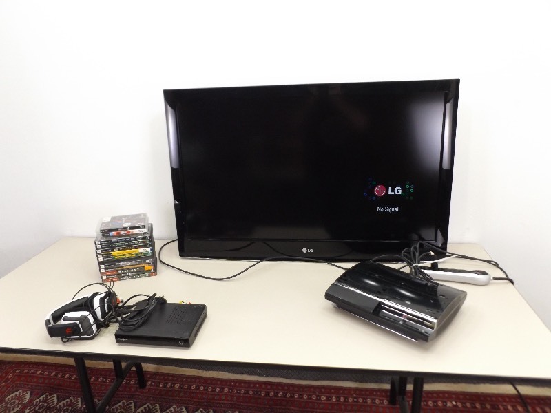lot 81 image: 42 LG TV and PS32 Playstation Gaming Set Up