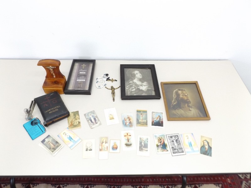 lot 93 image: Vintage and Antique Christian Religious Items