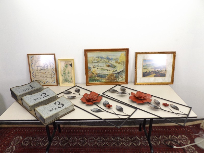 lot 94 image: Lot of Vintage Decor