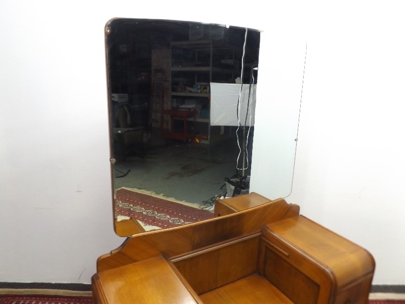lot 14 image: BEAUTIFUL Antique Waterfall Vanity