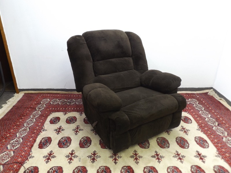 lot 36 image: SUPER Comfortable Oversized Puffy Recliner