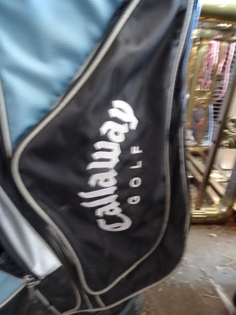 lot 13 image: Callaway golf bag with various club...