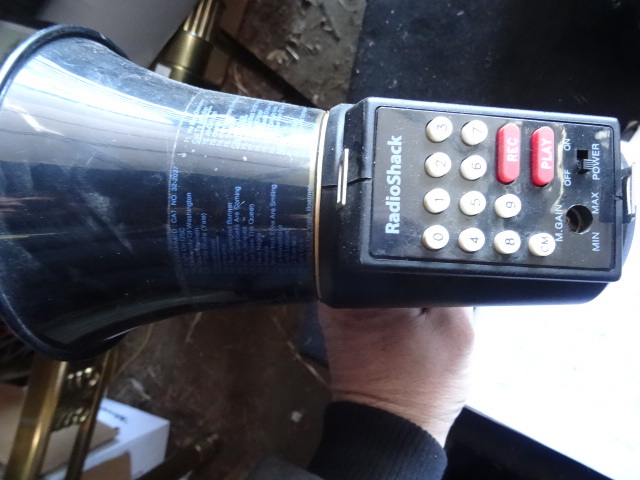 lot 18 image: Radio shack horn with programs and ...