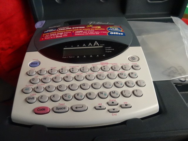 lot 33 image: P touch label printer...