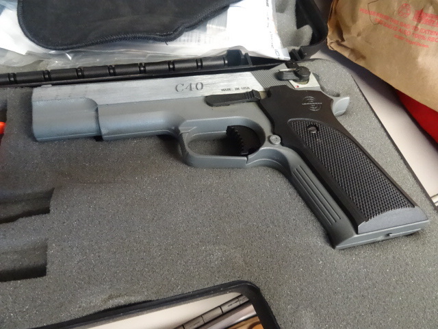 lot 47 image: Crossman c40  CO2 pistol with case....