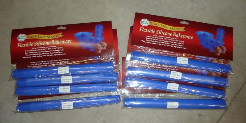 lot 25 image: 8 silicone baking sheets