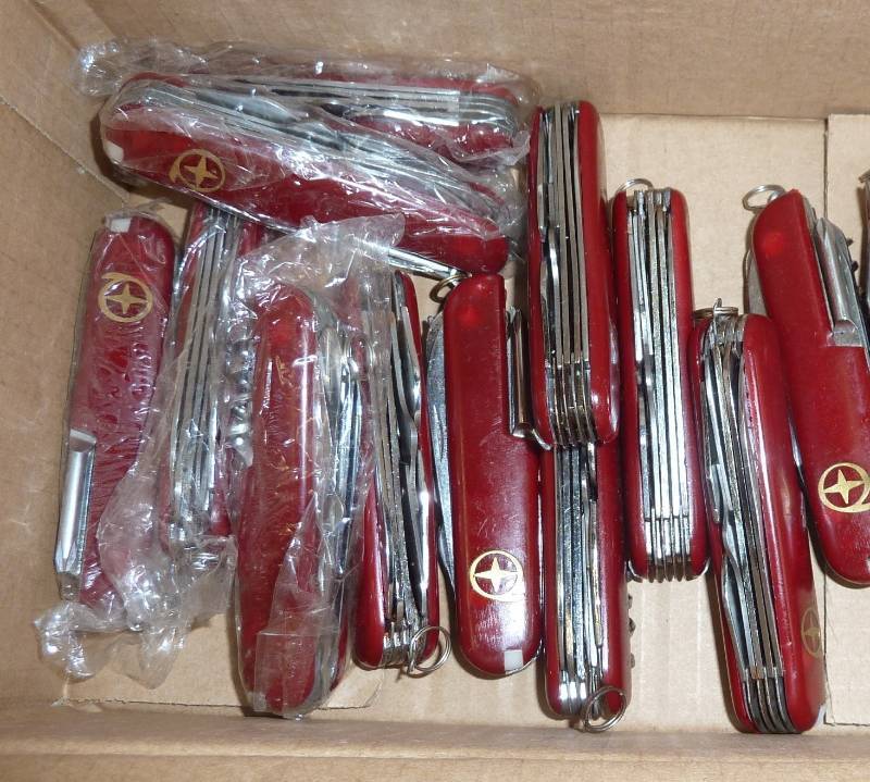 lot 33 image: 12 swiss army knives
