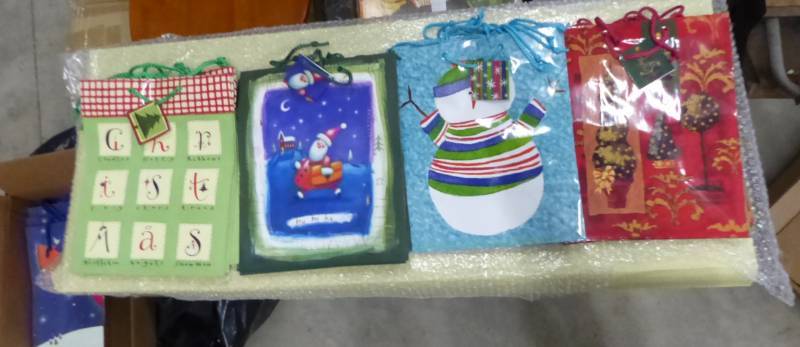 lot 40 image: 24 xmas gift bags with handles