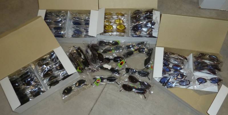 lot 44 image: lot of 100 sunglasses