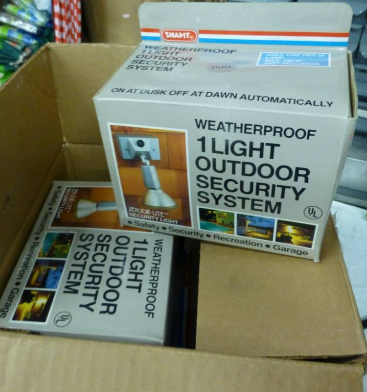 lot 62 image: Box of 6 outdoor security lights