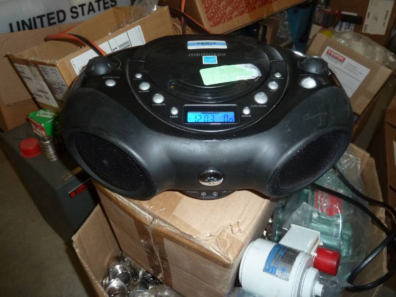 lot 76 image: 2 boomboxes, both fully working, 2nd smaller one has antennae broke off and battery cover is missing