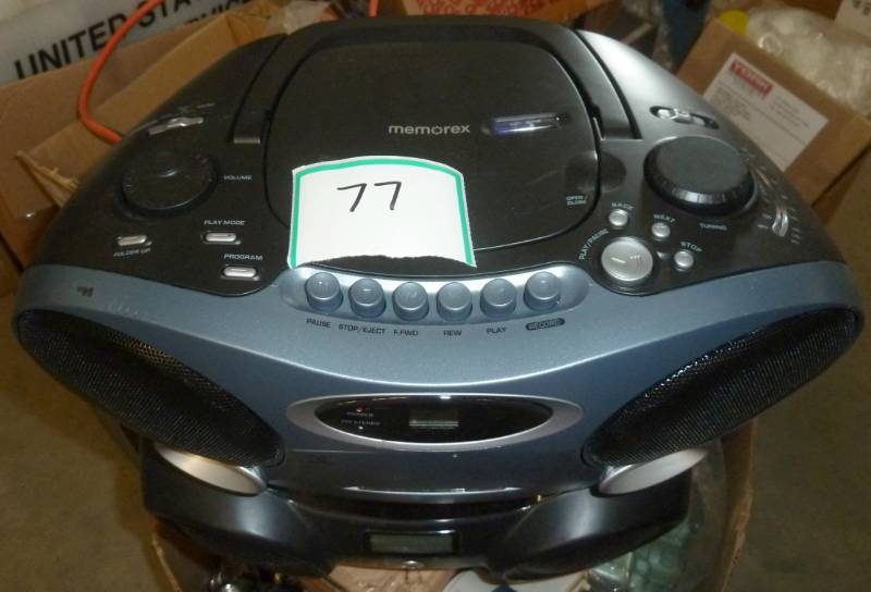 lot 77 image: 2 boomboxes, both fully working, 2nd smaller one has missing power cord