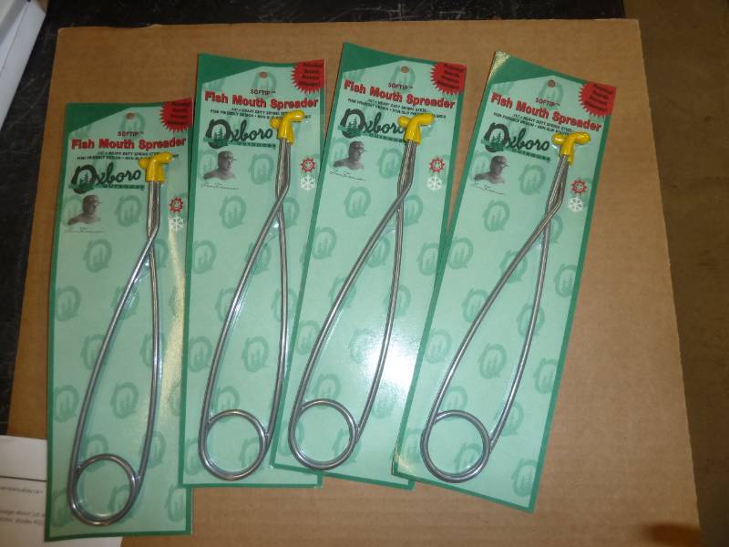 lot 87 image: 4 fish mouth spreaders