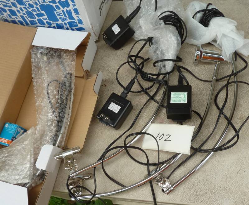 lot 102 image: 4 tradeshow banner clip on lights all work, one new