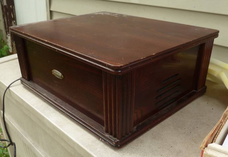 lot 105 image: Crosley radio and record player - turntable turns but sounds uneven