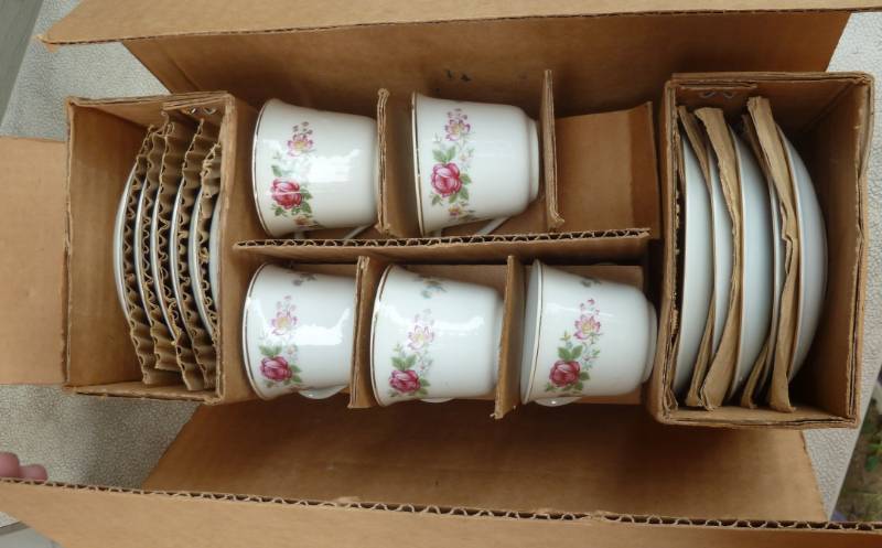 lot 113 image: tea set - missing one cup of the 12