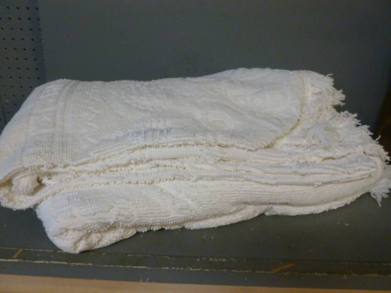 lot 35 image: Vintage Chenille Bedspread
