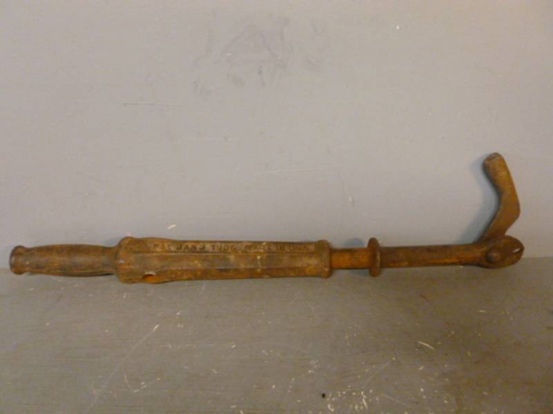 lot 128 image: Antique Nail Puller