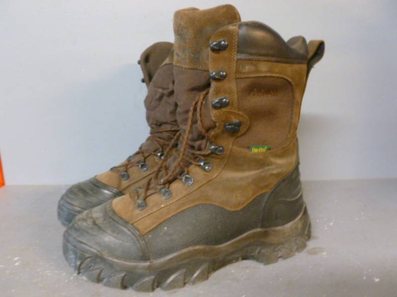 lot 147 image: Cabelas Mens Boots