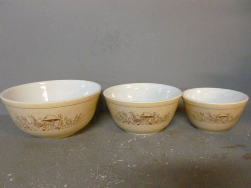lot 182 image: Pyrex Mixing Bowl Set