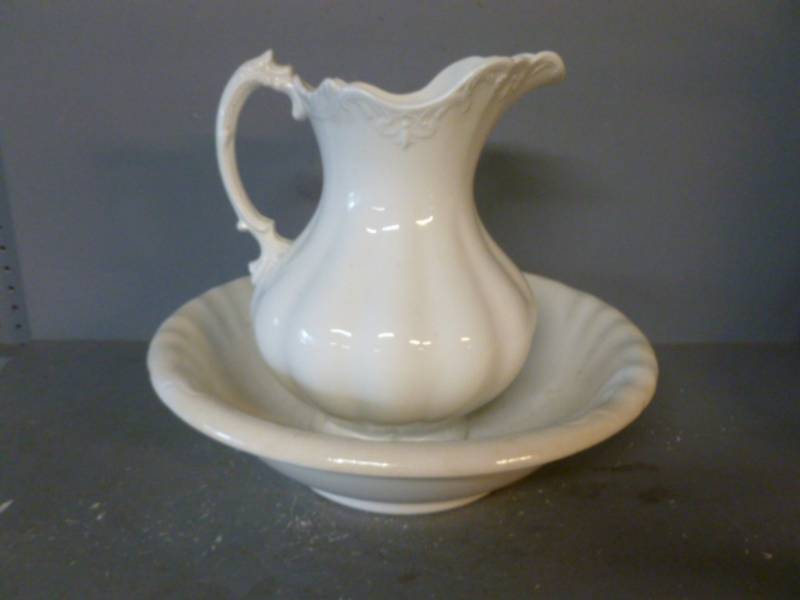 lot 204 image: Vintage Wash Basin