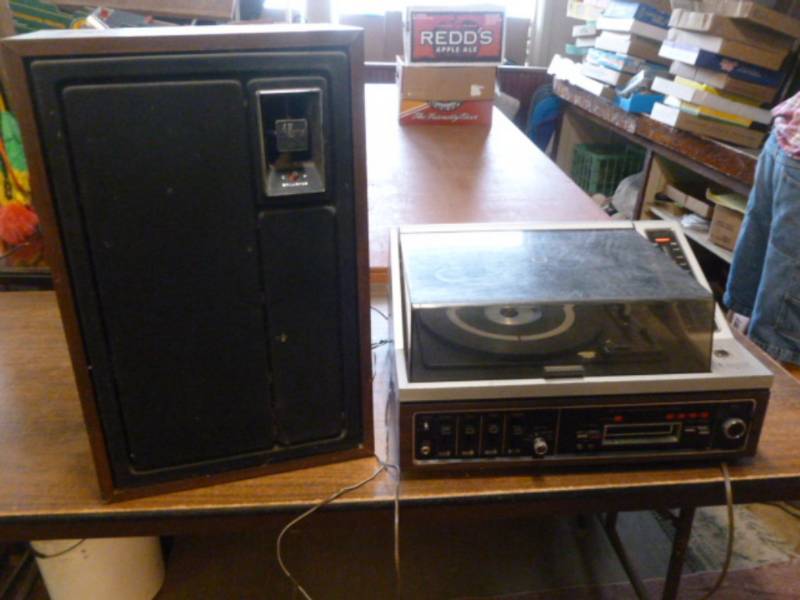 lot 207 image: Radio  Turntable